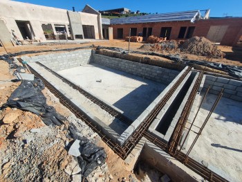 Construção de Piscina de Concreto Armado em Água Branca