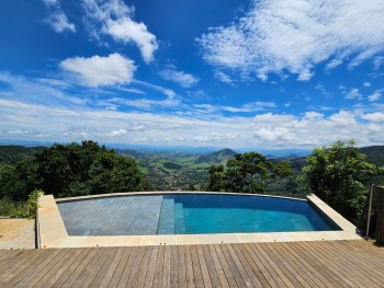 Piscina com Borda Infinita em Água Branca