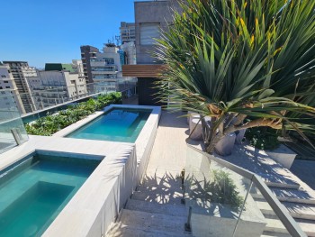 Piscina em Cobertura em Conchal